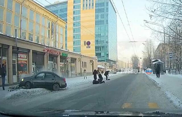 В Санкт-Петербурге водитель Шевроле сбил женщину