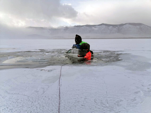 На Байкале автомобиль с туристами провалился под лёд 