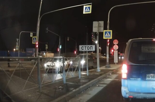 «Оба поворачивали»: кто виноват в ДТП на перекрестке в Петербурге? 