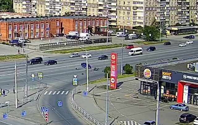 В Челябинске мотоциклист врезался в автомобиль, который пытался развернуться через сплошную