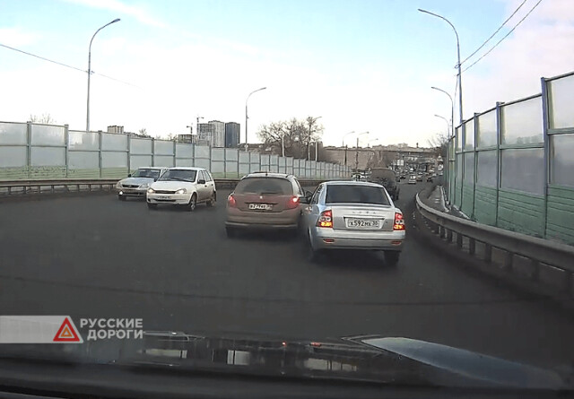 Lada и Peugeot столкнулись в Астрахани на милицейском мосту