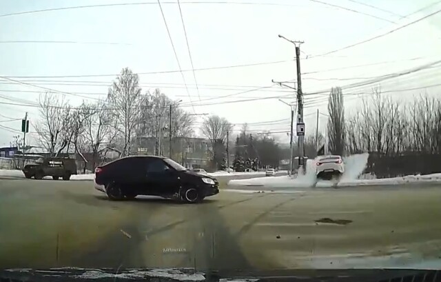 В Саранске водитель автомобиля Kia пытался уйти от столкновения с «Ладой» и вылетел в кювет 