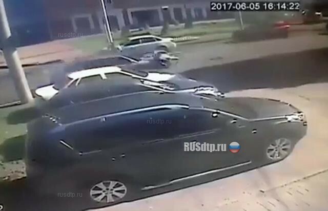 В Ставрополе водитель «BMW» сбил двух школьниц. Видео