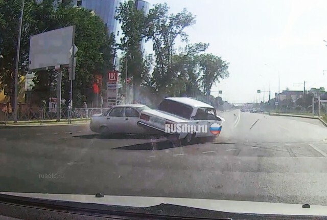 Два автомобиля столкнулись на перекрестке в Краснодаре