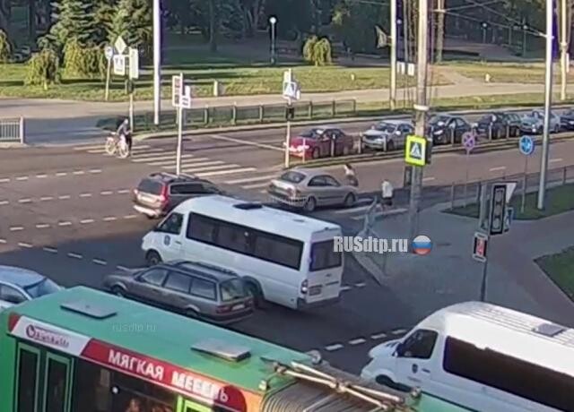 Вытолкнул на пешехода