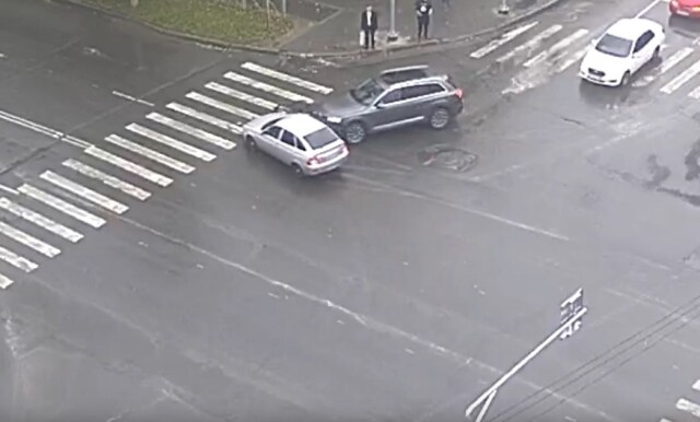 Авария в Вологде: водитель «Приоры» пытался проскочить на красный и столкнулся с кроссовером
