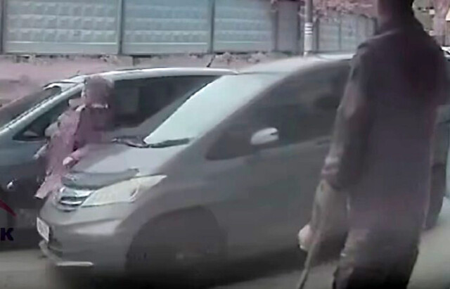 В Красноярске пьяный водитель сбил женщину, после чего пассажирка попыталась избить пострадавшую 