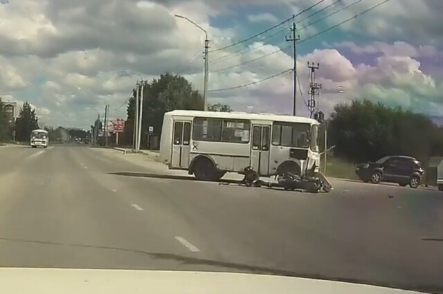 В Сыктывкаре водитель автобуса при повороте не уступил дорогу мотоциклу