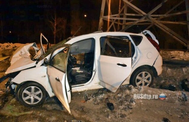 В Екатеринбурге «Hyundai Solaris» врезался в мачту линии электропередач 