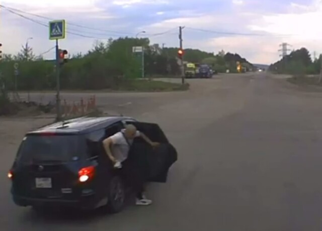 «Вышел на ходу»: в Иркутской области из автомобиля на дорогу выпал пассажир