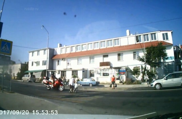 В Севастополе мотоциклист сбил бабушку с внуком