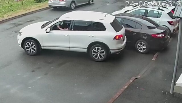 В Кемерове водитель «Фольксвагена» пытался развернуться и задел припаркованный Renault