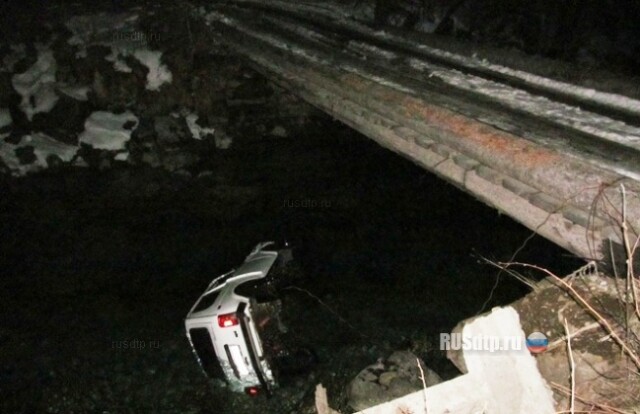 «Нива» упала с моста в Карачаево-Черкессии. Погибли 2 человека 