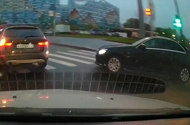 В Петербурге водитель «Мерседеса» показал, как «нужно» поворачивать налево