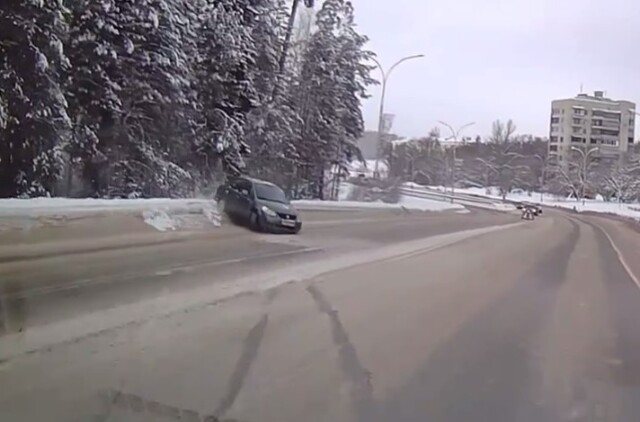 «Не вписался в поворот»: автомобиль вынесло на встречную полосу в Сарове 