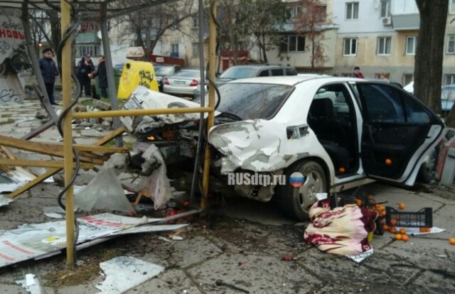 В Симферополе «Мерседес» врезался в остановку. Погиб человек 