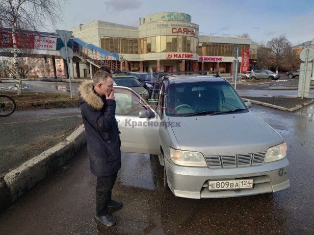 В Красноярске мужчина бросился под колеса автомобиля 