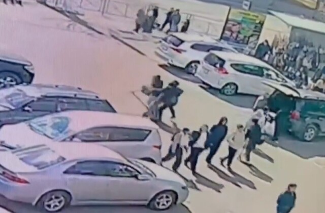 В Улан-Удэ школьники на электросамокате сбили женщину и скрылись