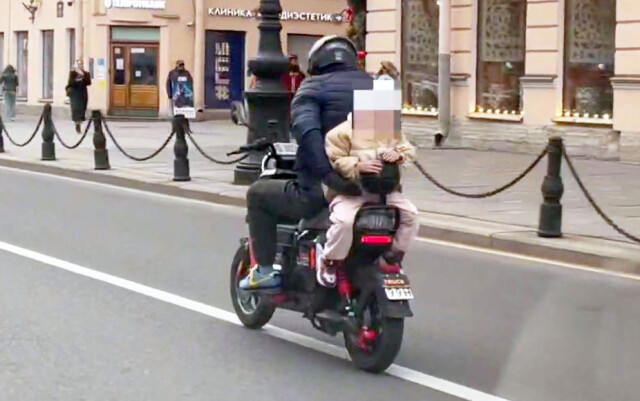 В Петербурге мотоциклист перевозил ребёнка на заднем сиденье мотоцикла