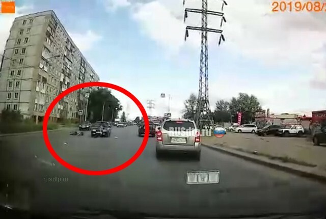 В Омске автомобиль сбил двух девушек. ВИДЕО 