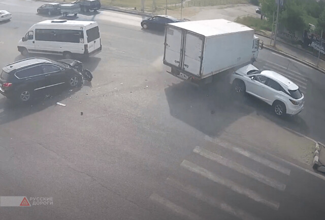 В Волгограде фургон с отказавшими тормозами врезался в несколько машин
