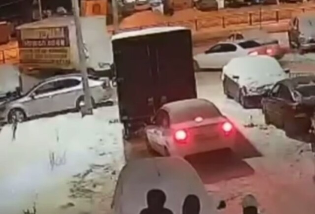 В Чебоксарах водитель «Лады» устроил дебош из-за заблокировавшей проезд «Газели»