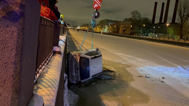 В Петербурге автомобиль пробил ограждение и упал на лёд реки Фонтанки 