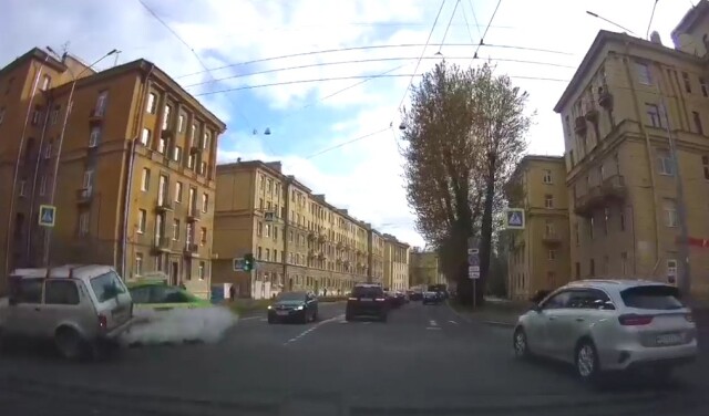 ДТП на перекрестке в Санкт-Петербурге: «Нива» поворачивала налево и столкнулась с такси 