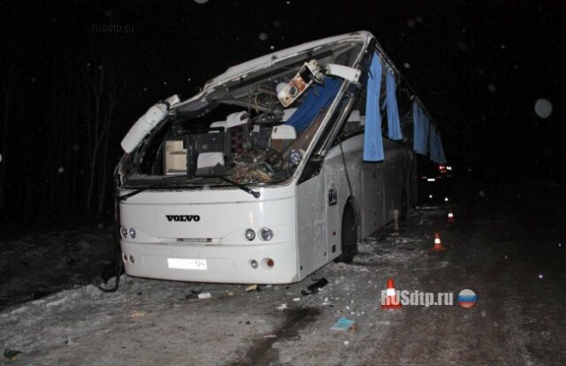 Автобус перевернулся на трассе в Красноярском крае 