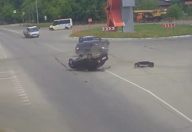 Автомобиль перевернулся в результате ДТП в Шелехове