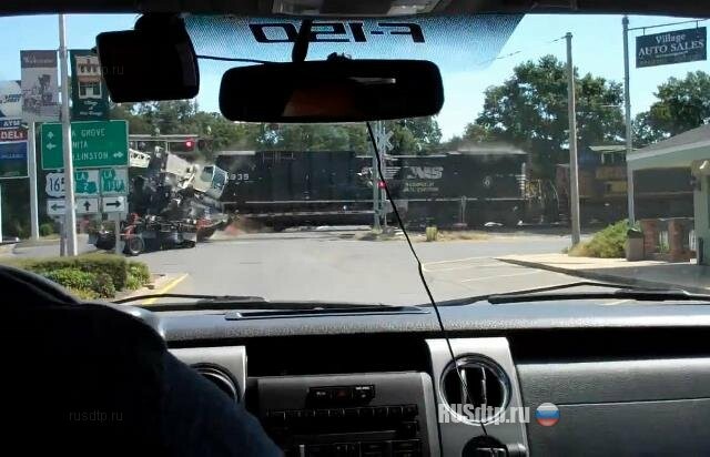 Поезд снес грузовик в Луизиане