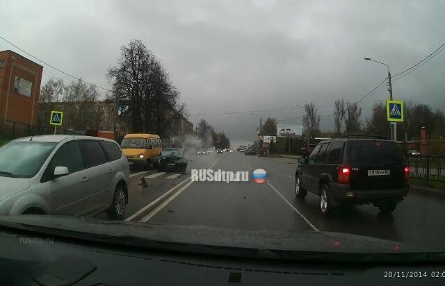 Три автомобиля столкнулись на проспекте Гагарина в Смоленске