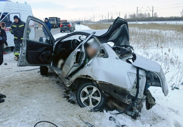 «Вынесло на встречную полосу»: Lada Granta и Toyota RAV4 столкнулись под Омском 