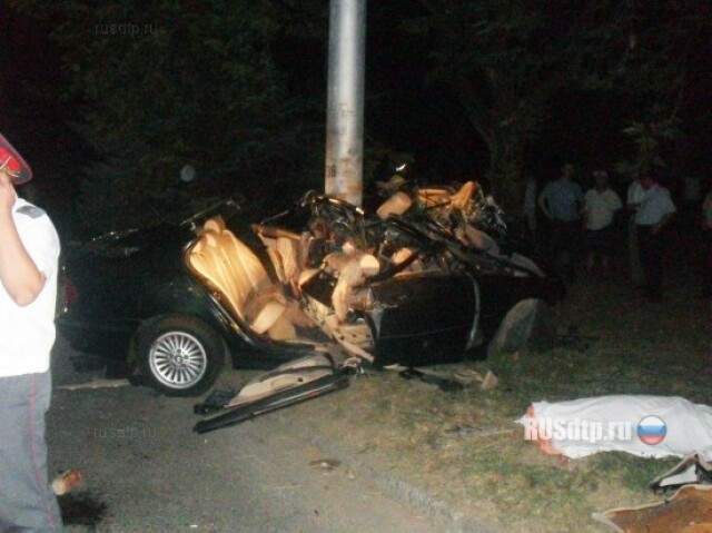 В Майкопе «БМВ» влетел в столб 