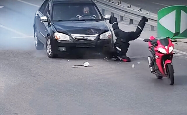 Жесткая авария на перекрестке в Днепре: автомобиль врезался в стоящий на светофоре мотоцикл 