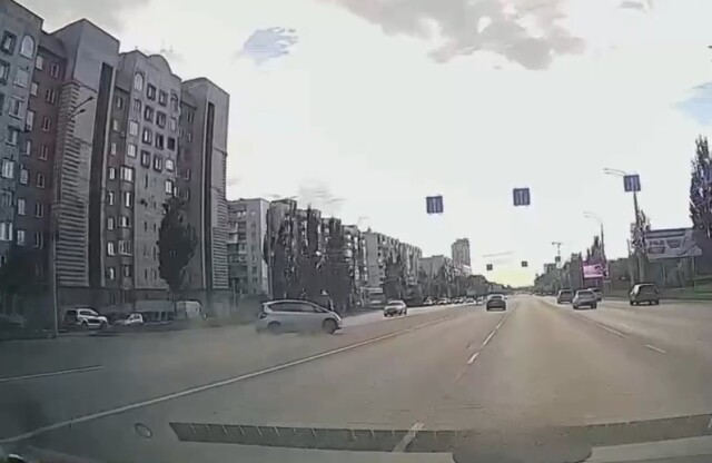 Неудачный маневр водителя в Омске привёл к ДТП 