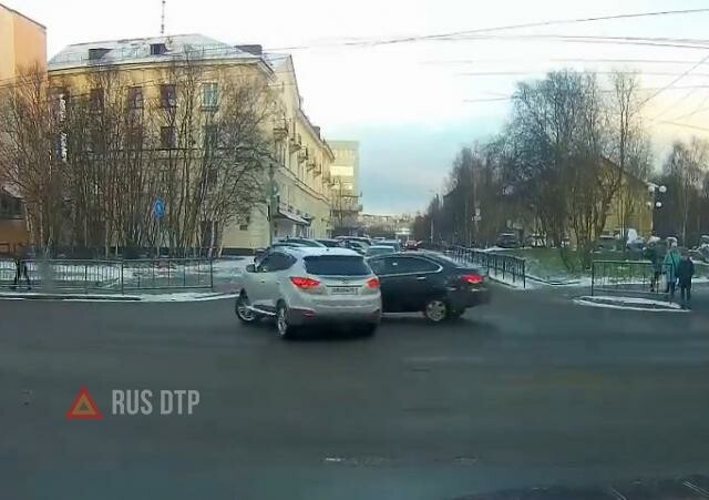 Hyundai и Nissan столкнулись на перекрестке в Мурманске