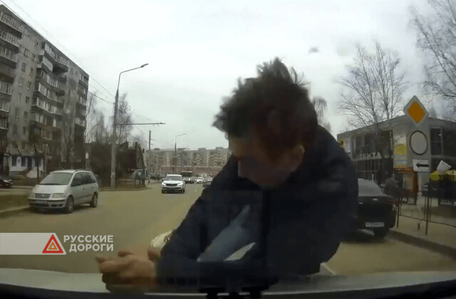 Пешеход бросился на капот машины в Смоленске