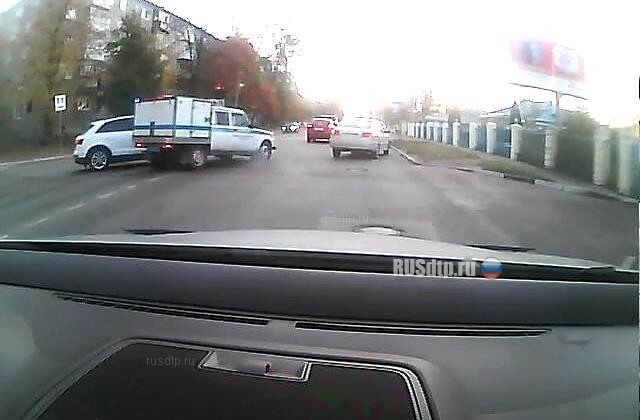 Видеорегистратор запечатлел момент ДТП со спецавтомобилем в Твери