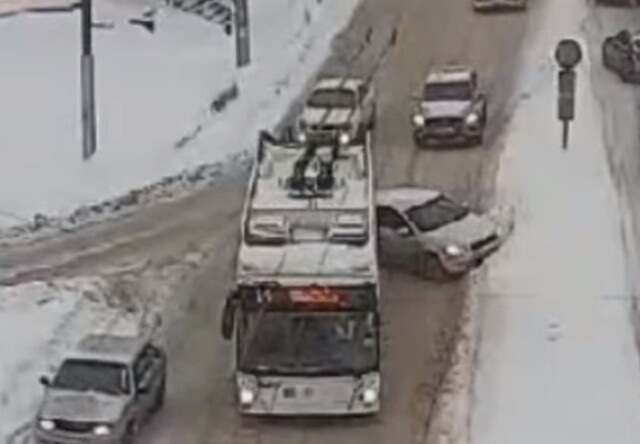В Чебоксарах водитель «четырнадцатой» подрезал троллейбус и спровоцировал массовое ДТП
