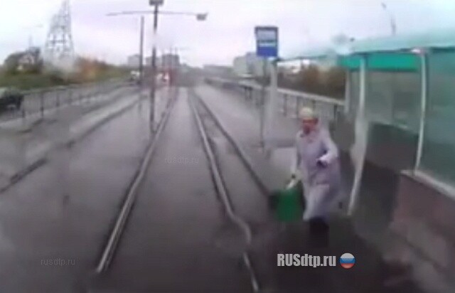 Под трамвай 