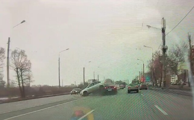 Сразу 6 автомобилей столкнулись на проспекте Маршала Жукова в Петербурге 
