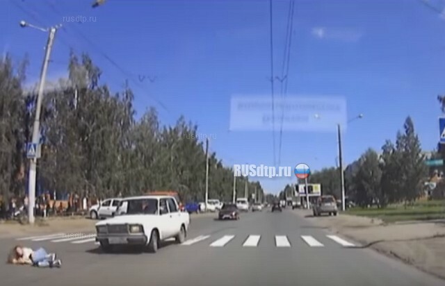 В Омске автомобиль сбил 17-летнюю девушку на глазах у полицейских