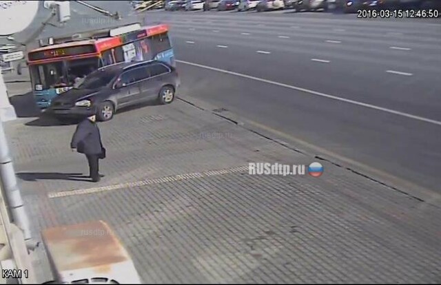 Женщина на Volvo столкнулась с троллейбусом на Ленинском проспекте 