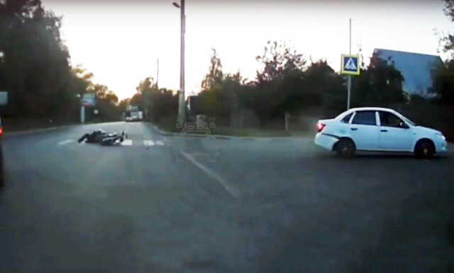 В Тамбове водитель «Гранты» при повороте налево не пропустил мотоциклиста