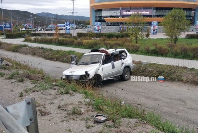 Во Владивостоке женщину выбросило из салона внедорожника. ВИДЕО 