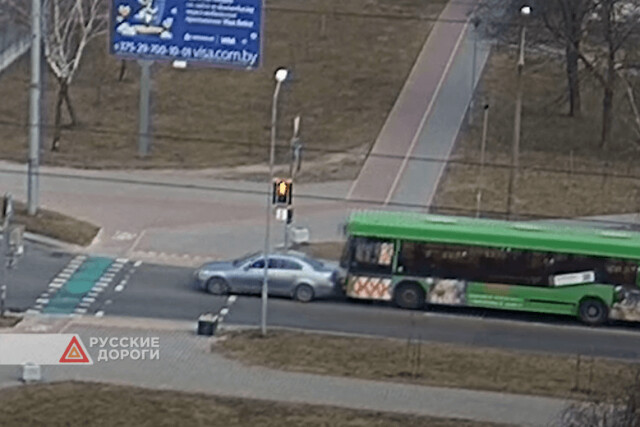 Автобус столкнулся с легковым автомобилем на перекрестке в Бресте 