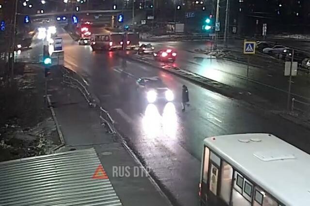 Автомобиль сбил пешехода в Петрозаводске. ВИДЕО