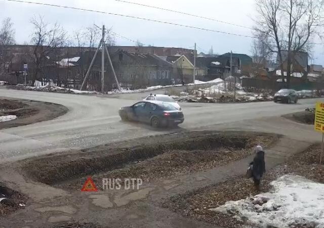 Момент ДТП на перекрестке в Глазове