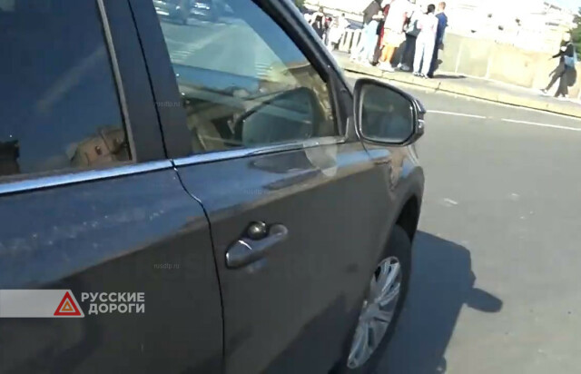 В Петербурге Toyota RAV4 столкнулся с самокатом и скрылся